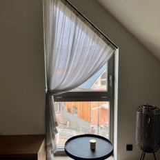 síťovaná záclona do horského apartmánu
